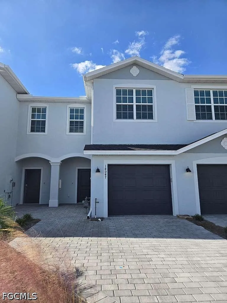 3 bed, 2.5 bath, 1879 sqft, $2,200 — Photo 1