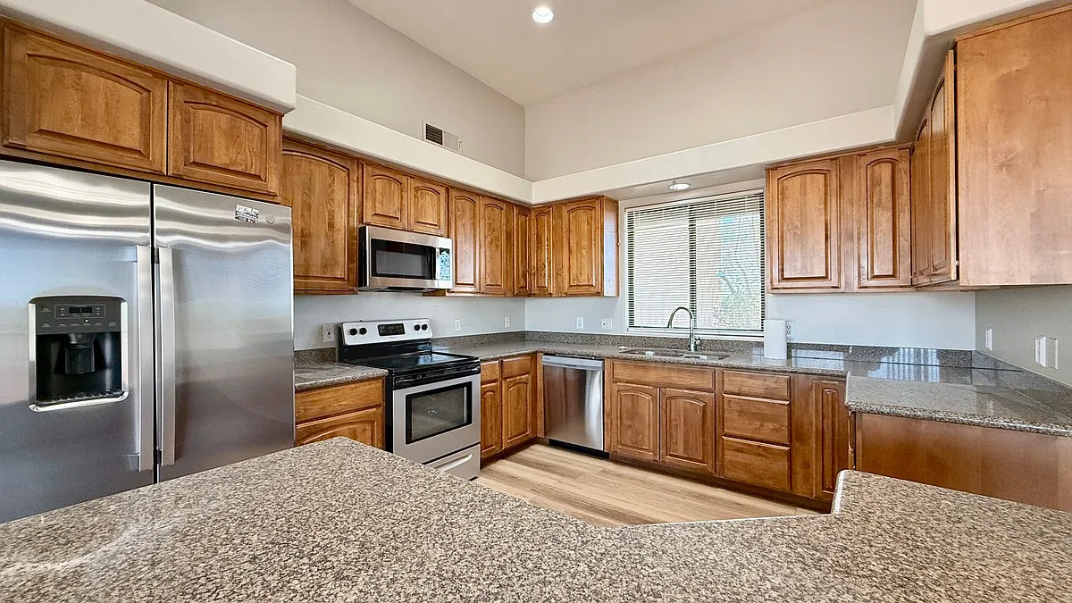 4 bed, 2.0 bath, 2375 sqft, $2,850 — Photo 4