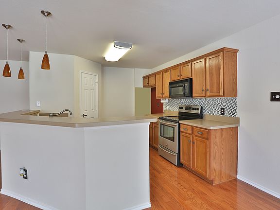 4th image of 809 Robbin Cir