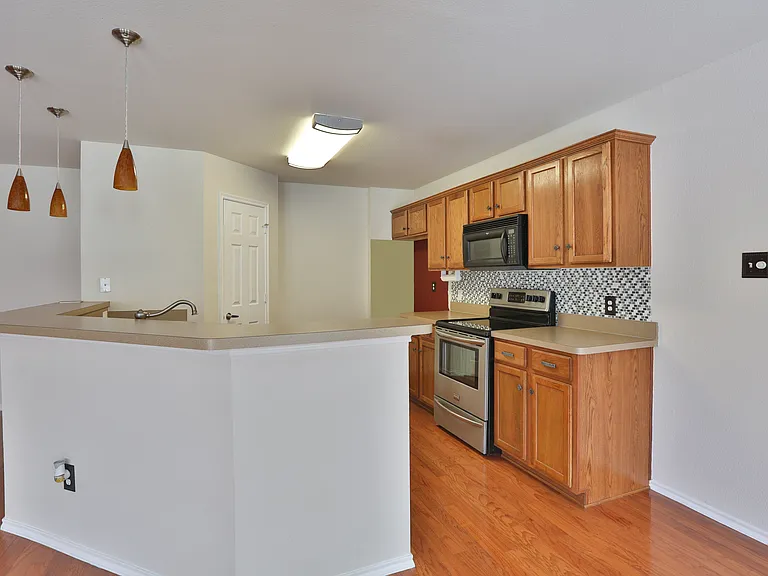 809 Robbin Cir — Photo 4