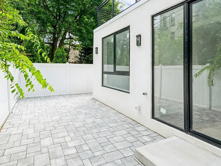 32 Jones St #102 — Photo 3