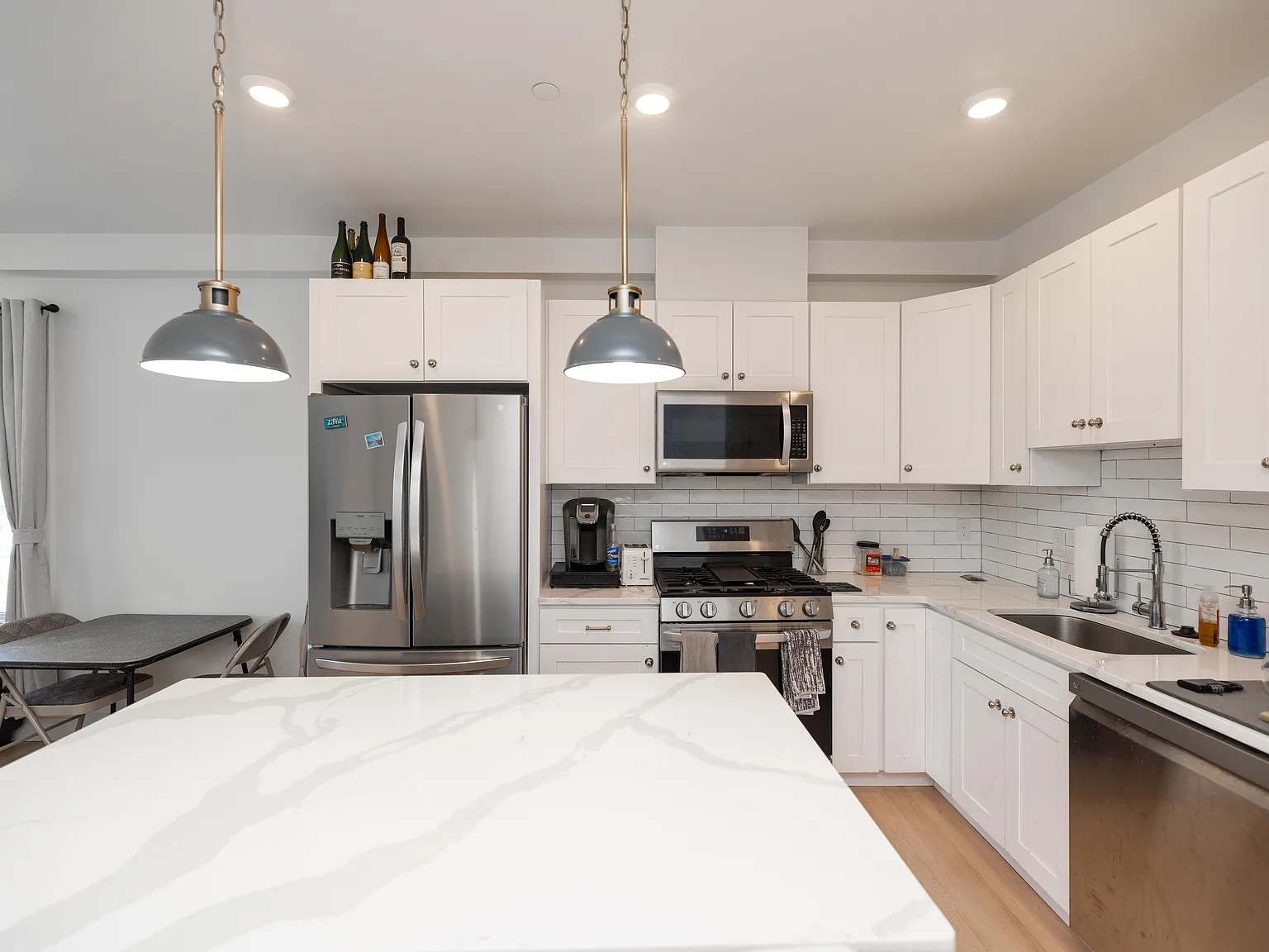 2 bed, 880 sqft, $3,100 — Photo 2