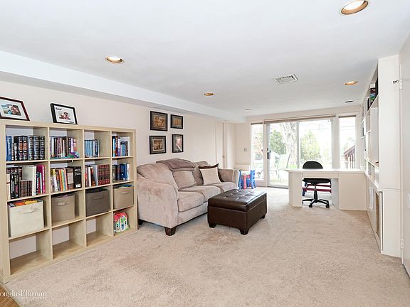 3rd image of 14 Coronet Ln