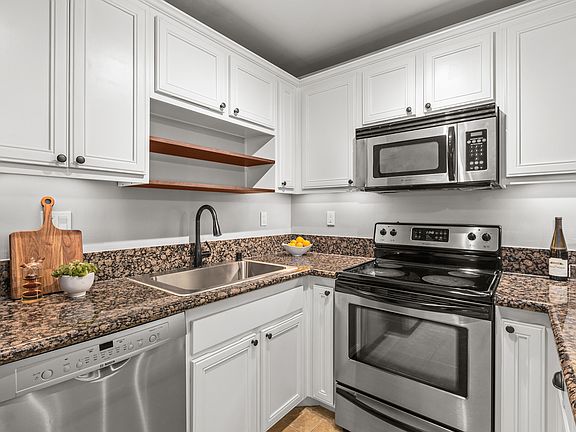 4th image of 800 N Mollison Ave Unit 21