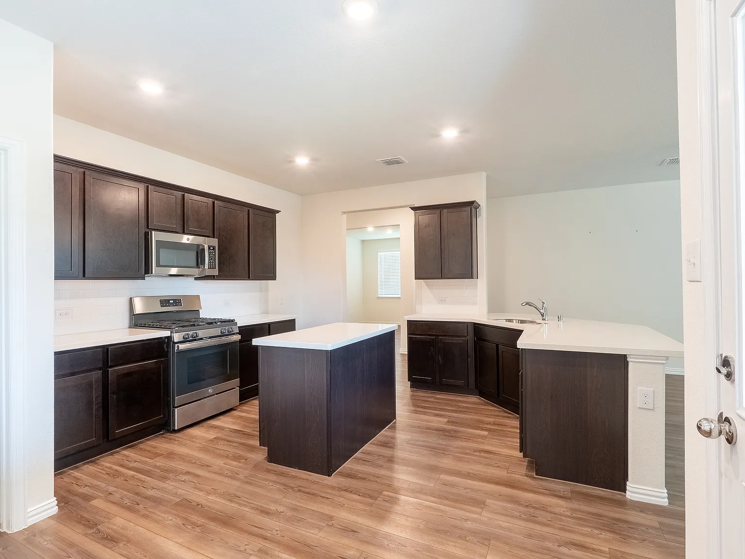4 bed, 1996 sqft, $2,200 — Photo 3