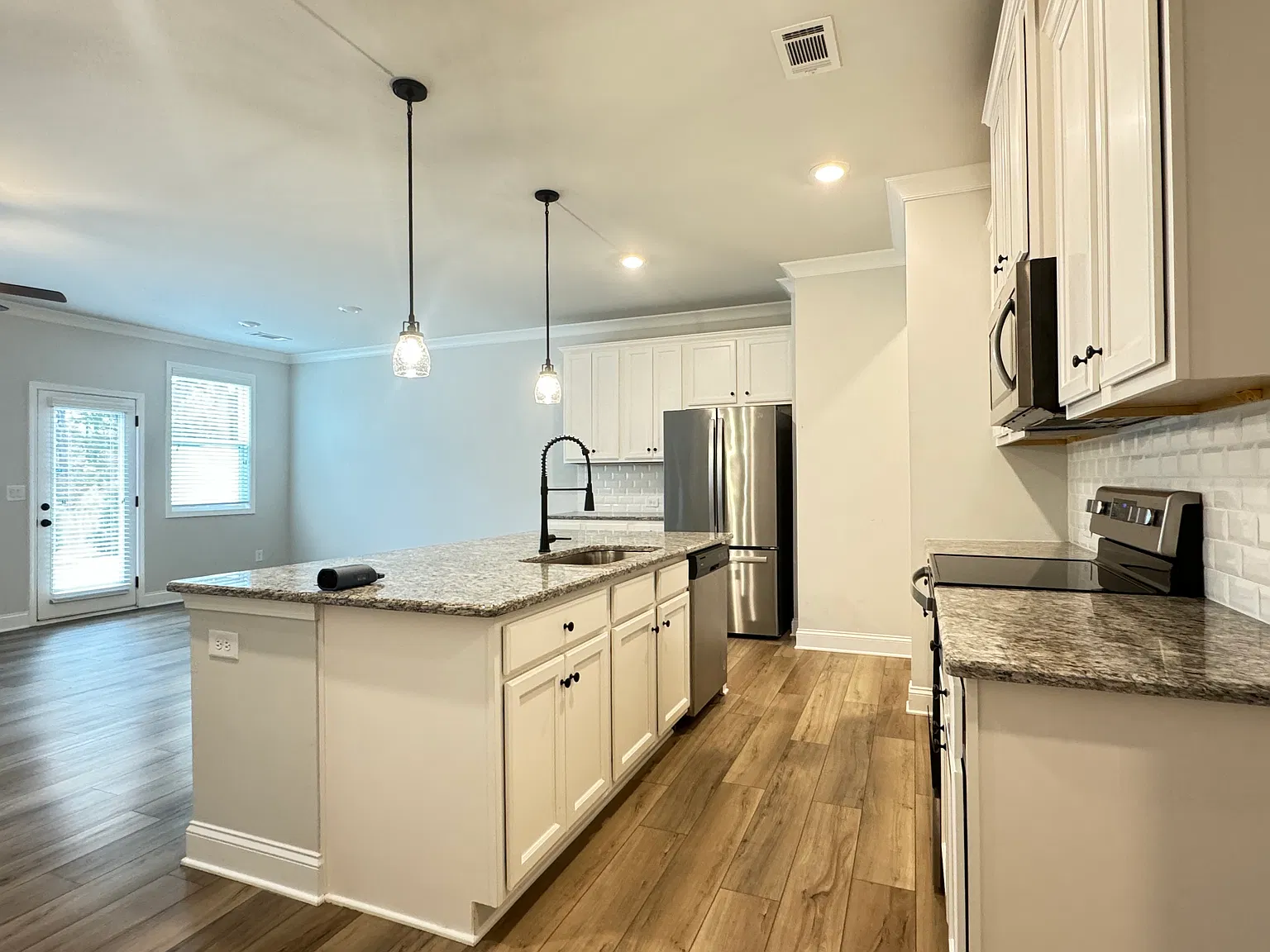 3 bed, 2.5 bath, 1864 sqft, $1,995 — Photo 4
