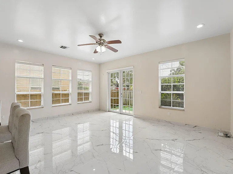 819 SW 7th Ave — Photo 3
