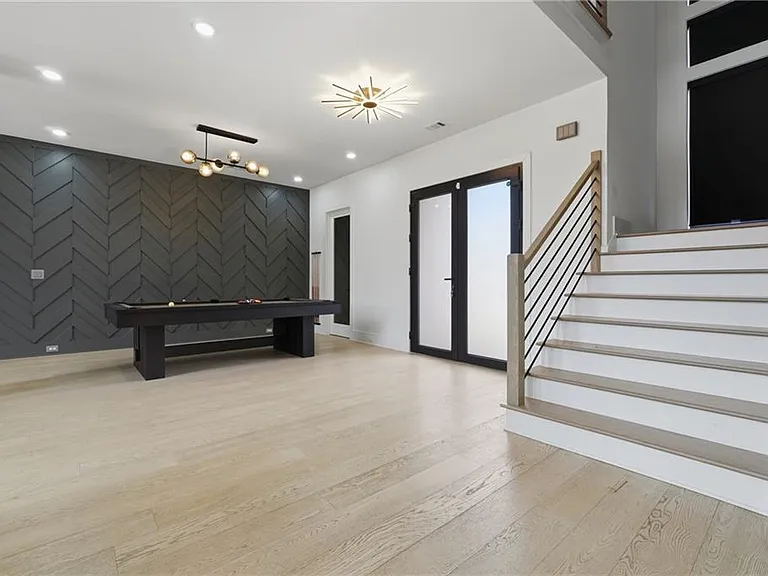 556 Versailles Dr — Photo 25
