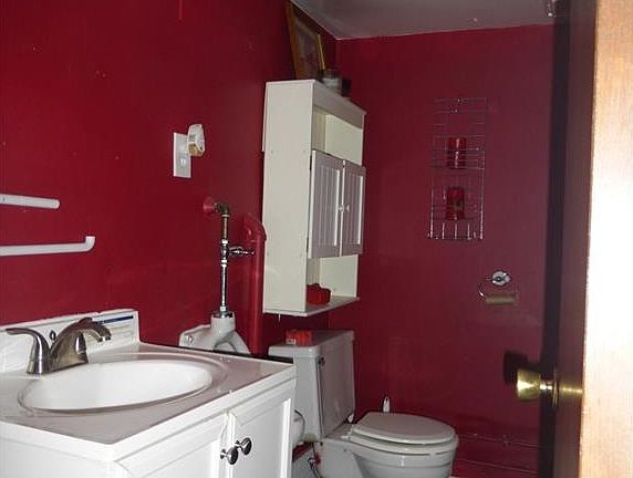3rd image of 802 E 222nd St