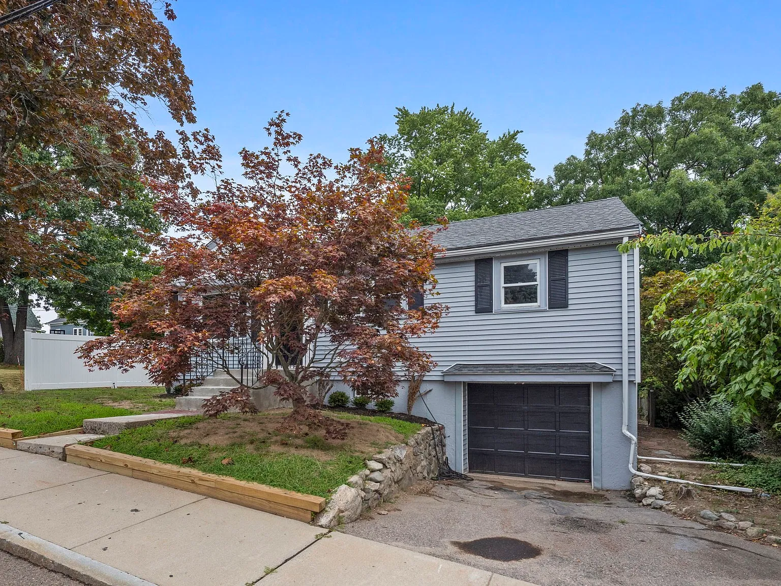 3 bed, 2.0 bath, 1650 sqft, $3,900 — Photo 2