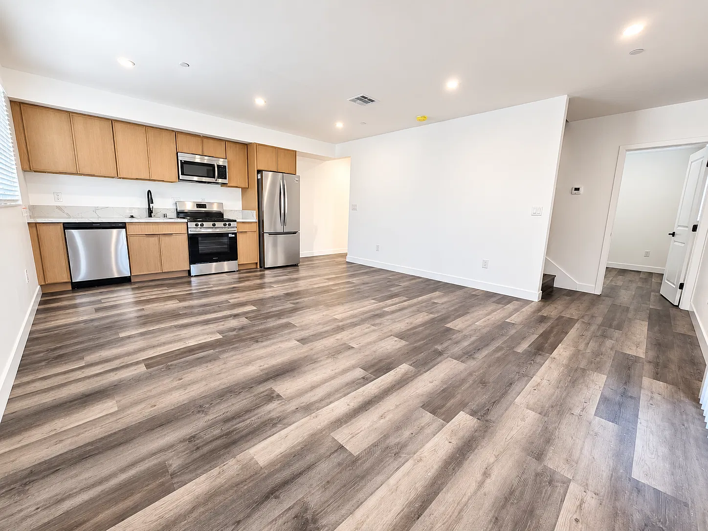 5 bed, 5.5 bath, 2000 sqft, $6,000 — Photo 2