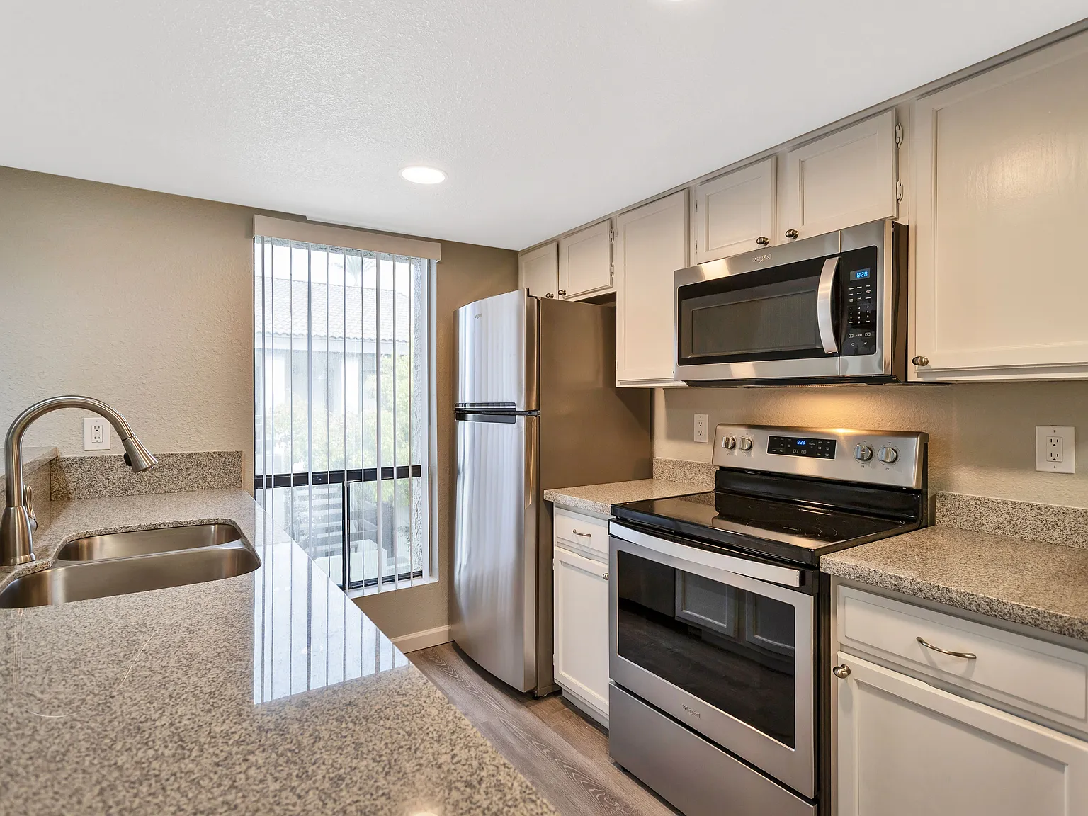 2 bed, 950 sqft, $1,595 — Photo 2