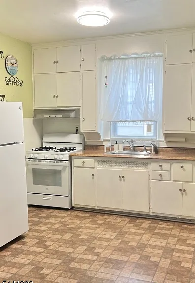 52 Christie Ave — Photo 10