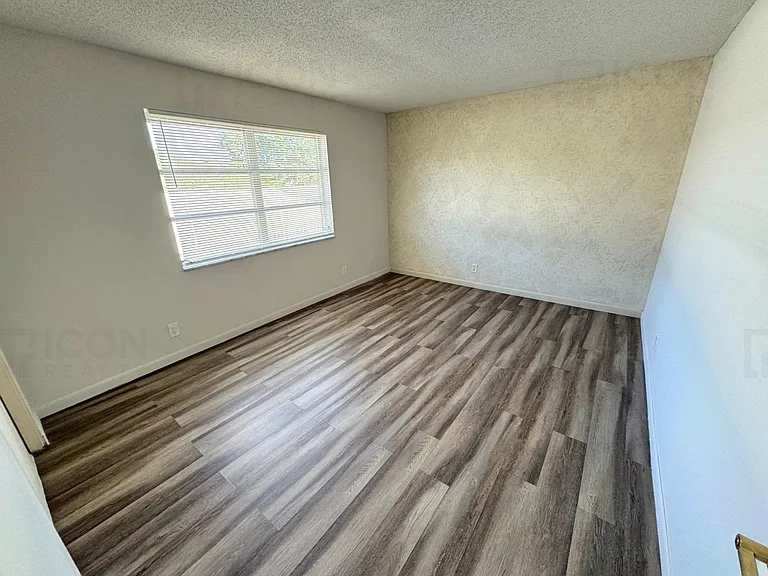 215 NW 25th St #6 — Photo 7