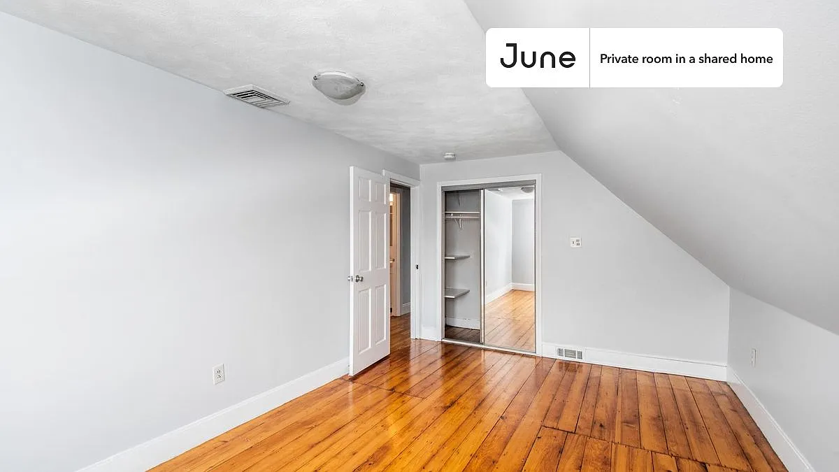 Queen bedroom in 4 bed/1.5 bath home in Somerville #1644 C — Photo 2
