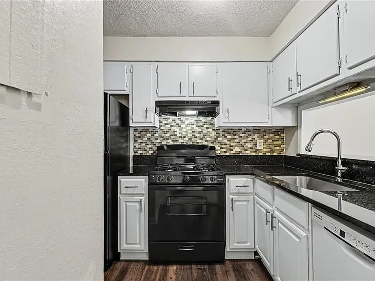 2623 Dorian Dr #D — Photo 8