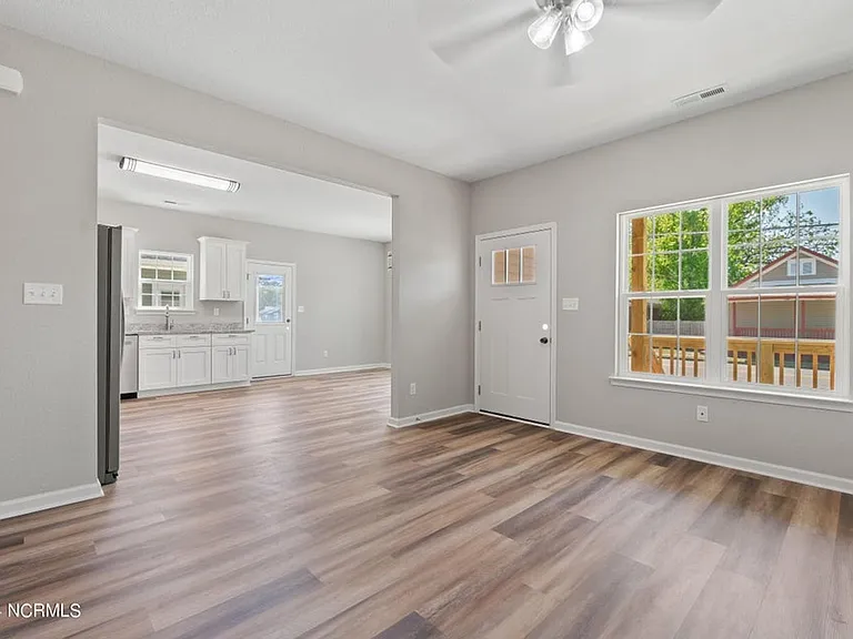 704 Harney St — Photo 14