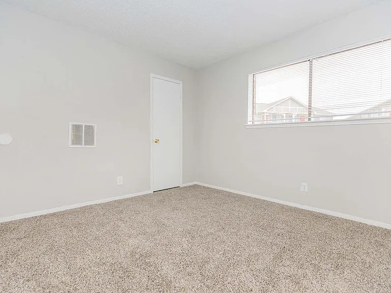 Castlewood Apartments — Photo 14