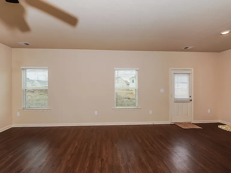 525 Clover Cir — Photo 3