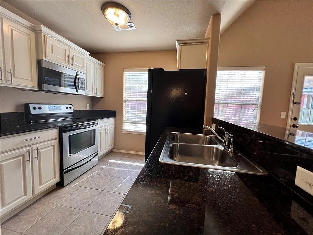 2 bed, 1028 sqft, $1,400 — Photo 4