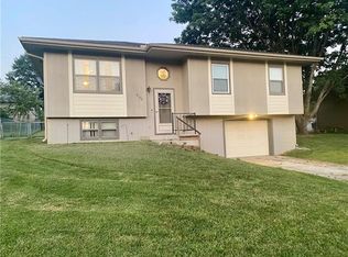 2102 Parkwood Dr, Harrisonville, MO 64701