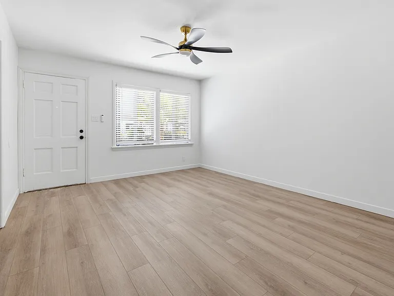 717 E Medio St — Photo 5