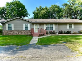 404 E Wilson St, Villa Grove, IL 61956