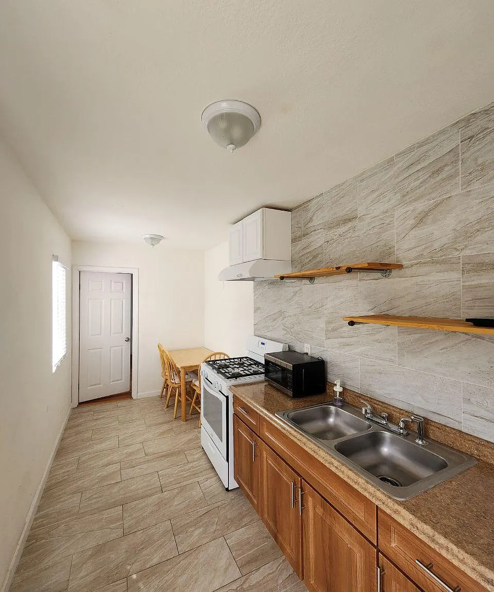 1110 W 39th Pl — Photo 1
