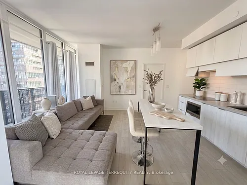 8 Eglinton Ave E Photo 1