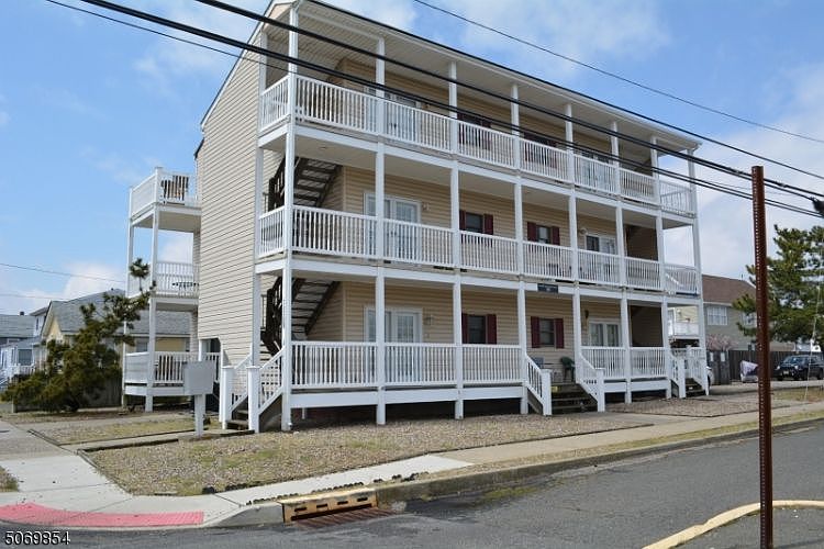 1st image of 202 Lincoln Ave
