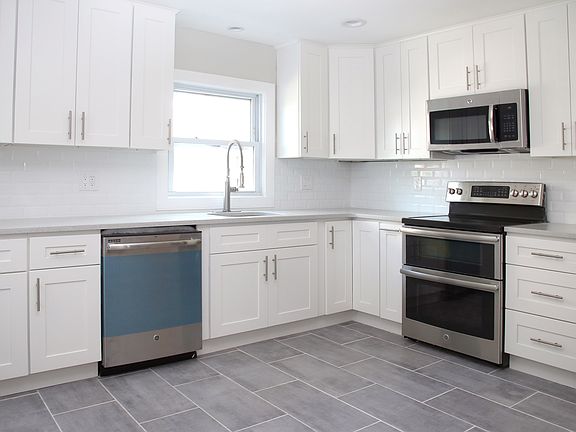 4th image of 822 Cleveland St