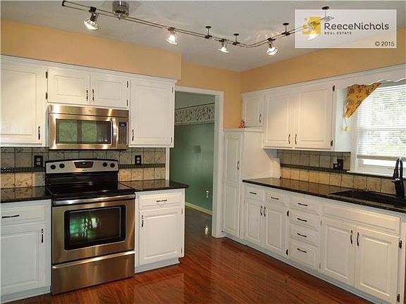 Granite and Stainless Steel Applicances.