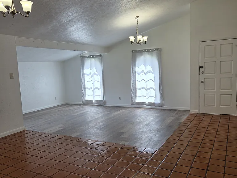10247 Green Ash Rd — Photo 5