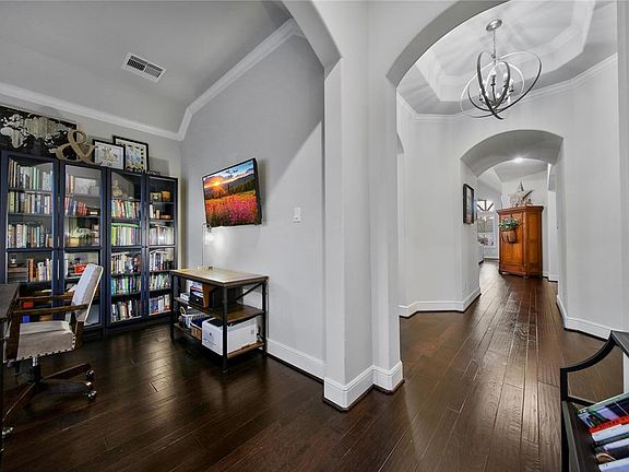 4th image of 30 Overland Heath Dr