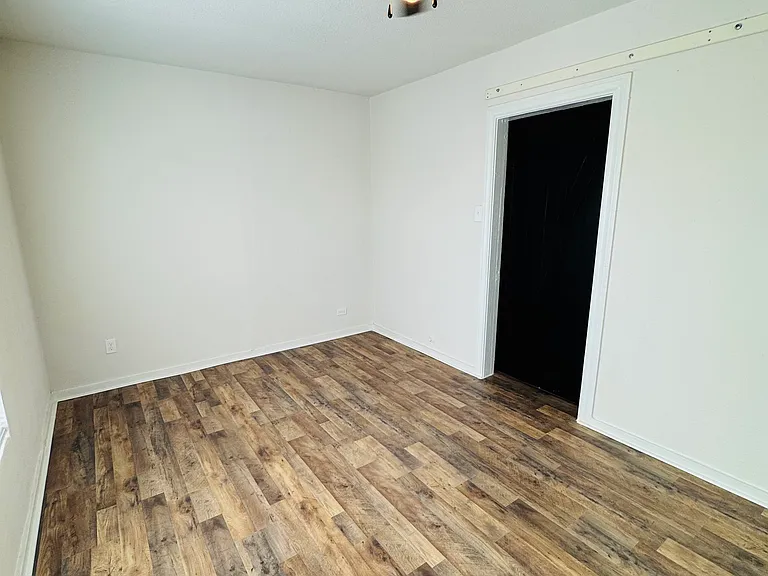 1133 1/2 W Lynwood Ave #R — Photo 10