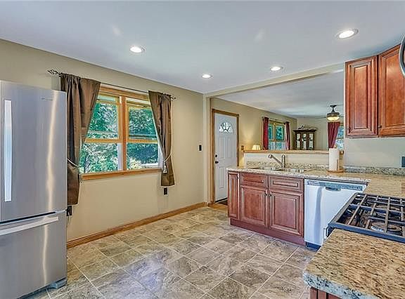 5th image of 215 Longfellow Dr