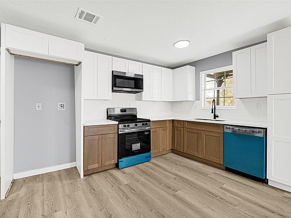 4th image of 831 Becker St