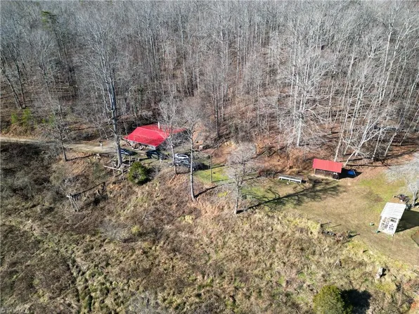 203 Brannock Ln, Pilot Mtn, NC 27041