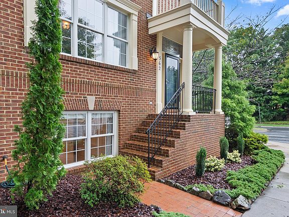 3rd image of 562 Longhorn Cres