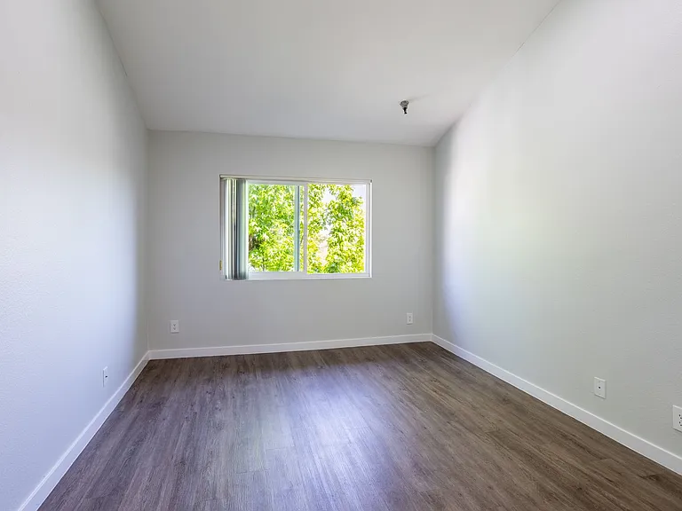 110 S Sweetzer Ave — Photo 34