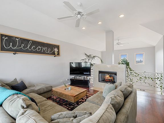 3rd image of 2756 N Wolcott Ave APT 3S