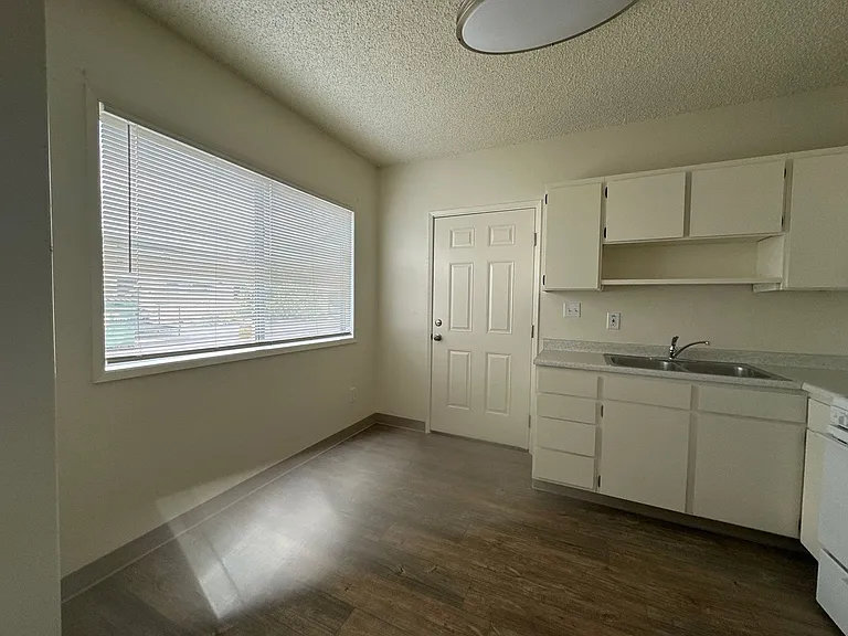 2160 Arthur St — Photo 5