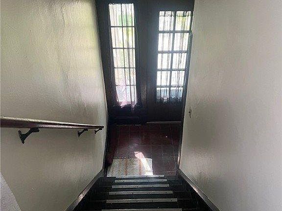 5th image of 1605 Larchmont Ave