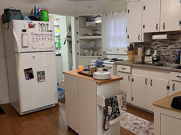 4th image of 504 W Commerce St