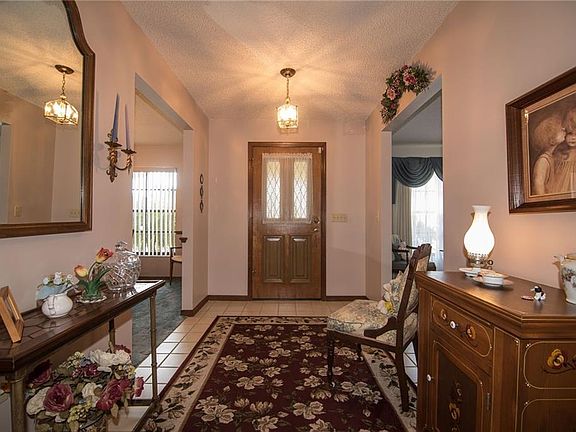 5th image of 810 Cedar Knoll Dr S