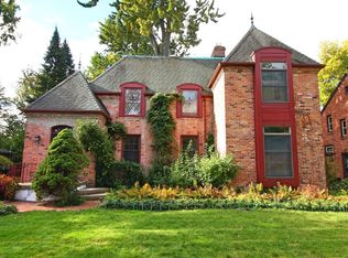 1747 Severn Rd, Grosse Pointe Woods, MI 48236