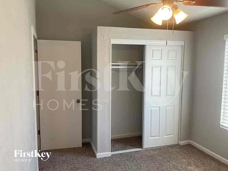235 N 22nd Pl — Photo 10