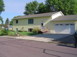 101 Uren Ln, Redwood Falls, MN 56283