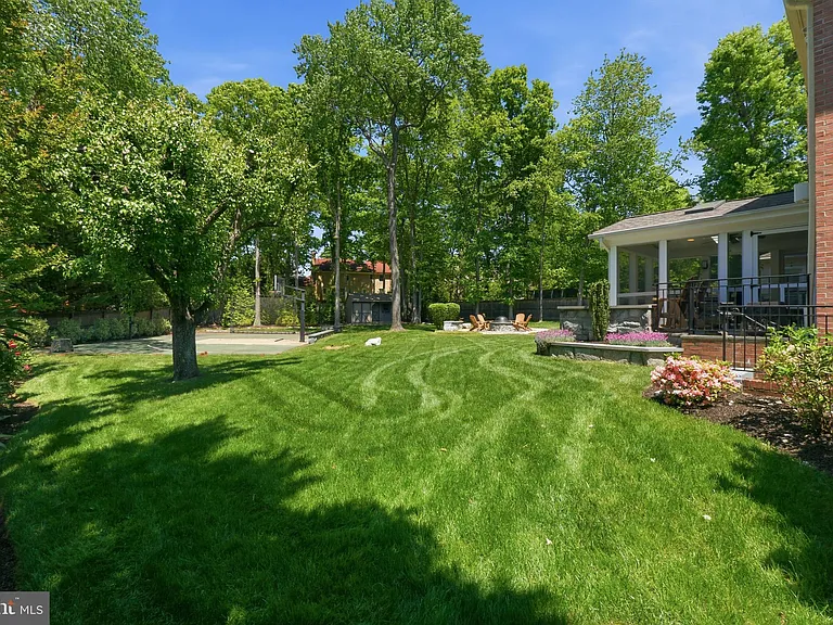 9904 Hall Rd — Photo 34