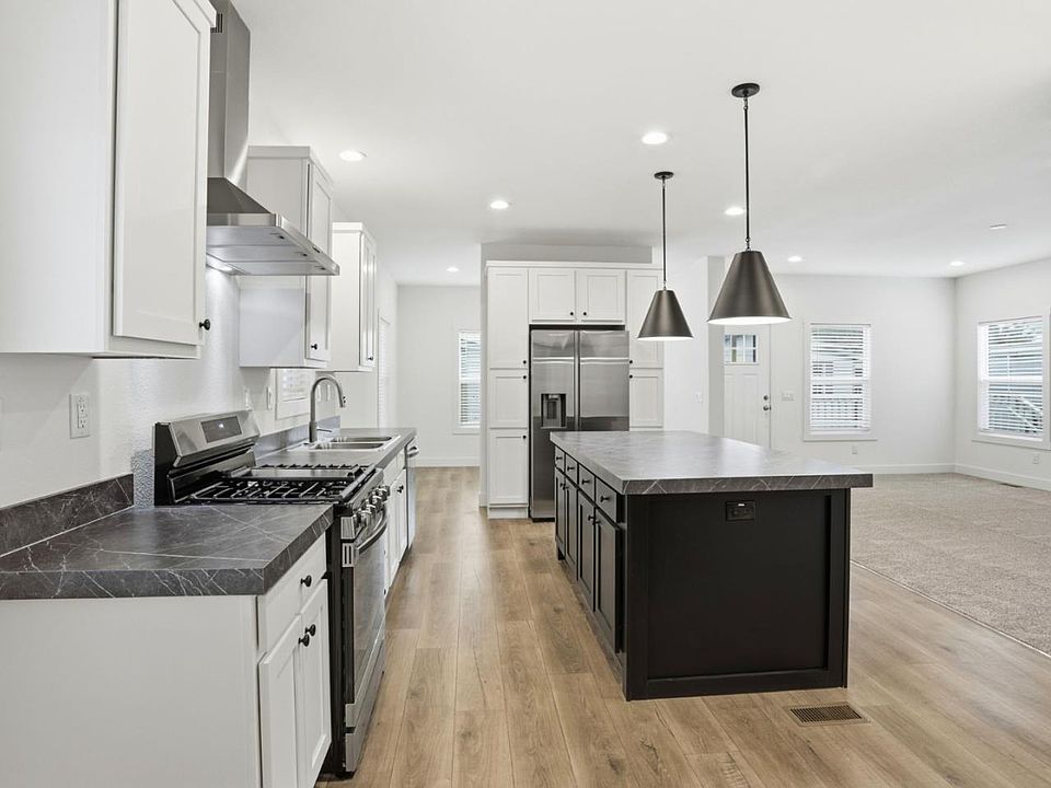 1st image of 498 Summerland Dr #498